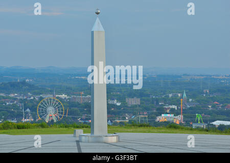 Obélisque en tant que pointeur de cadran solaire, Halde Hoheward, Herten, Recklinghausen, bassin de la Ruhr, en Rhénanie du Nord-Westphalie, Allemagne, Banque D'Images