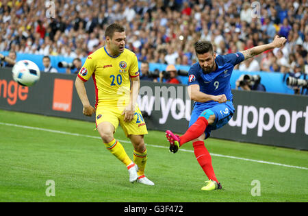 La Roumanie Adrian Popa (à gauche) et le français Olivier Giroud en action au cours de l'UEFA Euro 2016, Groupe d'un match au Stade de France, Paris. Banque D'Images