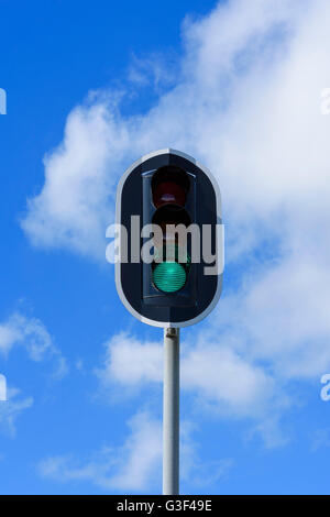 Feu vert sur fond de ciel bleu avec des nuages, Danemark Banque D'Images