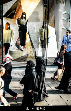 Les gens d'Oxford Street, Londres, Angleterre, Royaume-Uni Banque D'Images