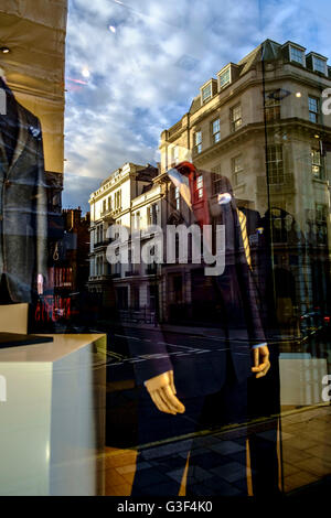 Shop à Savile Row, à Westminster, Londres, Angleterre, Royaume-Uni Banque D'Images