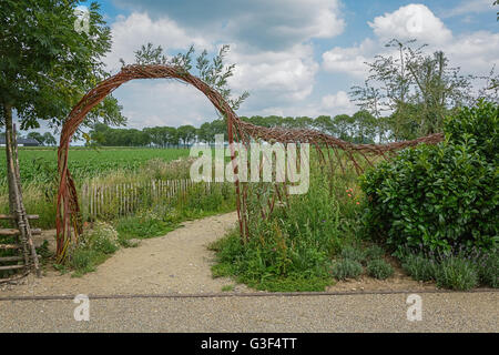 Arch et clôture remplages tissé à partir de rameaux de saule Banque D'Images