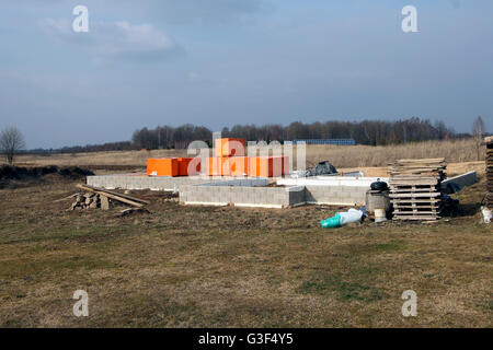 À partir de blocs de construction de la fondation en béton pour une nouvelle maison et de quelques briques près de palette bois forêt dans weald Banque D'Images