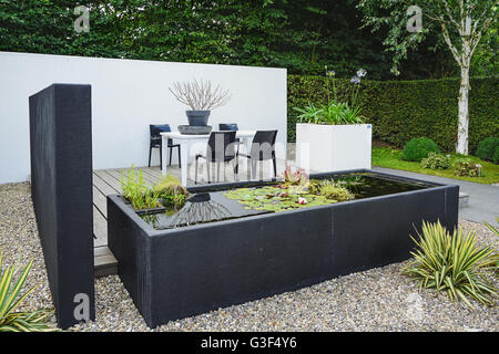 Jardin avec meubles de jardin moderne et tendance étang Banque D'Images