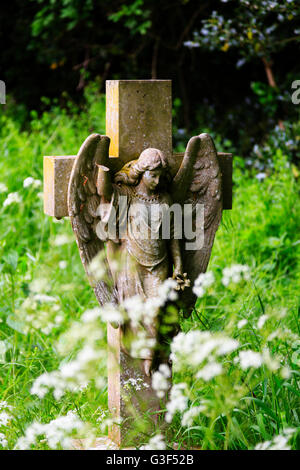 Pierre tombale dans le cimetière de rhe de Burgh Castle Eglise de Saint Pierre et Saint Paul. Banque D'Images