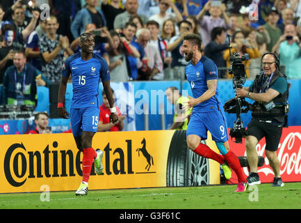 Olivier Giroud de la France (à droite) célèbre avec Paul Pogba après avoir marqué son premier but de la partie au cours de l'UEFA Euro 2016, Groupe d'un match au Stade de France, Paris. Banque D'Images