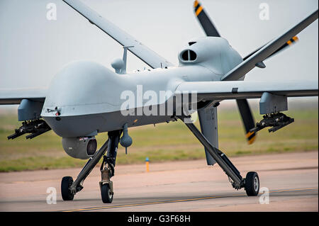 Un U.S. Air Force MQ-9 Reaper drone sur le taxi way at Cannon Air Force Base, le 29 mai 2016 à Albuquerque, Nouveau Mexique. Banque D'Images