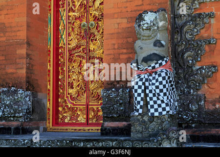 Porte d'entrée, Pura Meru Temple Hindou, ville de Mataram, Lombok, Nusa Tenggara Ouest Province, Indonésie Banque D'Images