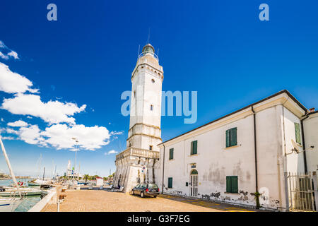 Vue panoramique printemps de la 18e siècle phare veillant sur le port du canal, de la jetée avec ancienne et moderne de bâtiments, navires, Banque D'Images