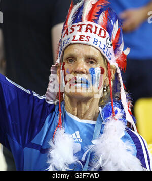 Les supporters de football français montrer leur soutien pendant l'UEFA EURO 2012 match contre la Suède à NSC Stade Olympique de Kiev Banque D'Images