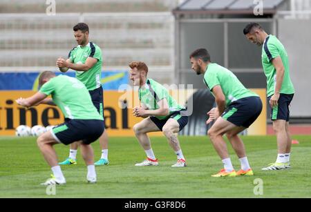 République d'Irlande est Stephen Quinn aux côtés de coéquipiers pendant une session de formation au stade de Montbauron, Versailles. Banque D'Images