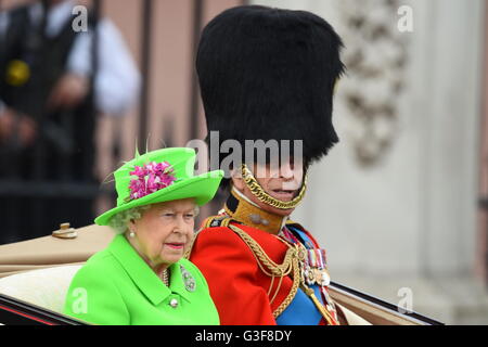 La reine Elizabeth II et le duc d'Édimbourg quittent le palais de Buckingham dans le centre de Londres pour voir la parade la couleur cérémonie à Horse Guards Parade comme la Reine célèbre son anniversaire officiel aujourd'hui. Banque D'Images