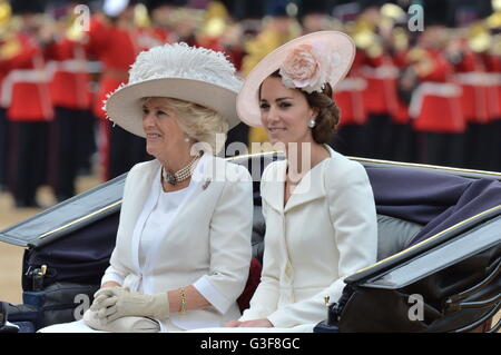 La duchesse de Cornouailles et la duchesse de Cambridge arrivent dans un transport au cours de la parade la couleur cérémonie à Horse Guards Parade, le centre de Londres comme la Reine célèbre son anniversaire officiel aujourd'hui. Banque D'Images