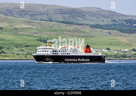 Caledonian Macbrayne & voiture de passagers à l'île de Lewis en passant par le Sound of Mull en route pour l'Ecosse Oban Banque D'Images