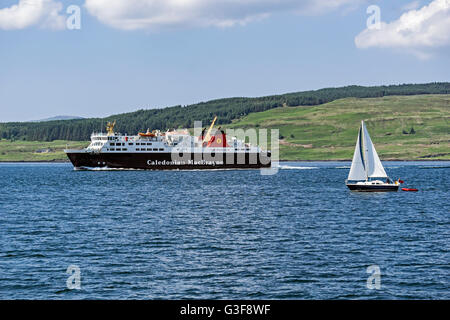 Caledonian Macbrayne & voiture de passagers à l'île de Lewis en passant par le Sound of Mull en route pour l'Ecosse Oban Banque D'Images