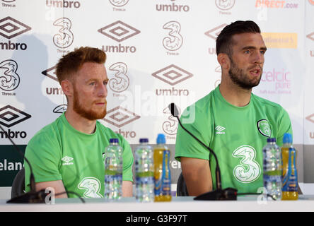 La République d'Irlande Shane Duffy (à droite) et Stephen Quinn lors d'une conférence de presse au stade de Montbauron, Versailles. ASSOCIATION DE PRESSE Photo. Photo date : Samedi 11 juin 2016. Voir l'histoire de l'Irlande. SOCCER PA Crédit photo doit se lire : Chris Radburn/PA Wire. RESTRICTIONS : Utiliser l'objet de restrictions. Usage éditorial uniquement. Les ventes de livres et de magazines autorisée s'est pas uniquement consacré à chaque joueur/équipe/match. Pas d'utilisation commerciale. Appelez le  +44 (0)1158 447447 pour de plus amples informations. Banque D'Images