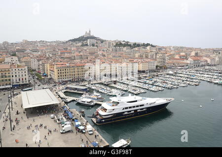 Un paisible port de Marseille en France suite à de violents affrontements d'hier soir de l'avant de l'Angleterre de la match d'ouverture de l'Euro 2016. ASSOCIATION DE PRESSE Photo. Photo date : Samedi 11 juin 2016. La difficulté à brûlé en la ville portuaire du sud pour une deuxième nuit d'exécution le vendredi comme des partisans s'avec les gendarmes qui ont utilisé des gaz lacrymogènes pour disperser les fauteurs de troubles. PA SPORT Voir histoire de l'Euro2016. Crédit photo doit se lire : Owen Humphreys/PA Wire Banque D'Images