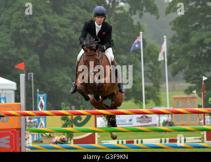 William Fox-Pitt équitation Cool Mountain participent à l'événement Rider Masters CIC*** Showjumping event au cours de la troisième journée de l'équitation de Bramham à Bramham Park. Banque D'Images