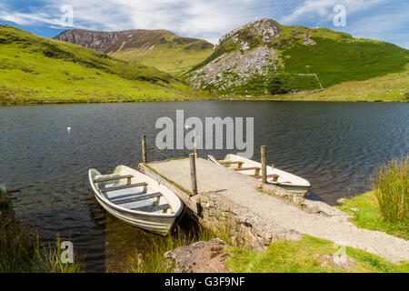 Deux bateaux amarrés à quai par un petit lac. Llyn y Dywarchen Rhyd Ddu, Réservoir, Gwynedd, Pays de Galles, Royaume-Uni Banque D'Images