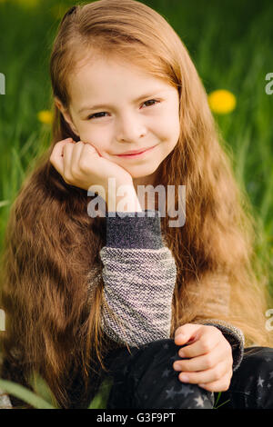 Portrait of little cute beautiful girl in garden Banque D'Images