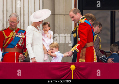 (De gauche à droite) Le Prince de Galles, la duchesse de Cambridge, la Princesse Charlotte, Prince George et le duc de Cambridge quittent le balcon de Buckingham Palace, dans le centre de Londres à la suite de la parade la couleur cérémonie à Horse Guards Parade comme la Reine célèbre son anniversaire officiel aujourd'hui. Banque D'Images