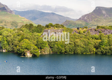 Dorothea désaffectées Ardoise, Nantlle, Gwynedd, Pays de Galles, Royaume-Uni. Carrière de Cornwall a inondé avec de l'eau. Dans Snowdon backgroun Banque D'Images