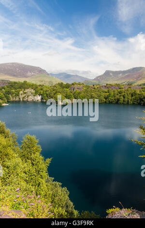 Dorothea désaffectées Ardoise, Nantlle, Gwynedd, Pays de Galles, Royaume-Uni. Carrière de Cornwall a inondé avec de l'eau. Dans Snowdon backgroun Banque D'Images