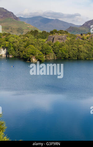 Dorothea désaffectées Ardoise, Nantlle, Gwynedd, Pays de Galles, Royaume-Uni. Carrière de Cornwall a inondé avec de l'eau. Dans Snowdon backgroun Banque D'Images