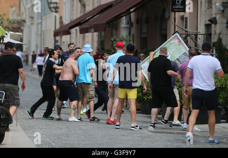 Un homme prend un menu de sélection comme difficulté continue à venir de l'Angleterre contre la Russie France Euro 2016 match, à Marseille, France. Banque D'Images