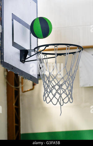 Près de la balle de basket-ball Banque D'Images