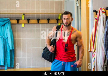 Portrait of handsome man in dressing avec sac Banque D'Images