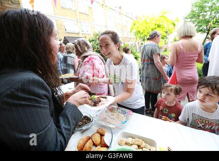 EDITORIAL N'utilisez que des résidents sur la Lockner Estate à Hackney, Londres, inscrivez-vous ensemble pour l&ECIRC;grand déjeuner qui est un événement annuel à sa huitième année qui encourage des millions de personnes dans le Royaume-Uni à se réunir avec leurs voisins pour bâtir l'esprit communautaire ce weekend. Banque D'Images