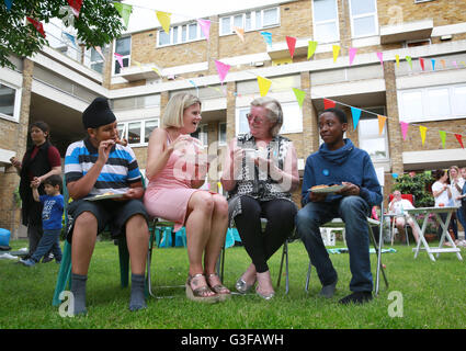 EDITORIAL SEULEMENT (de gauche à droite) Yuvraj Singh (12), Jenny Burton, Carol Wonderling et Joshua Ajibola (13), qui sont résidents sur le Lockner Estate à Hackney, Londres, inscrivez-vous ensemble pour TheÃŠBig le déjeuner qui est un événement annuel à sa huitième année qui encourage des millions de personnes dans le Royaume-Uni à se réunir avec leurs voisins pour bâtir l'esprit communautaire ce weekend. Banque D'Images