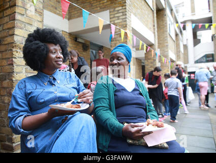 Bisi et Abi Bolaji, qui sont résidents du Lockner Estate à Hackney, Londres, se joignent à eux pour le TheÃŠBig Lunch qui est un événement annuel dans sa huitième année qui encourage des millions de personnes dans tout le Royaume-Uni à se réunir avec leurs voisins pour construire l'esprit communautaire ce week-end. Banque D'Images