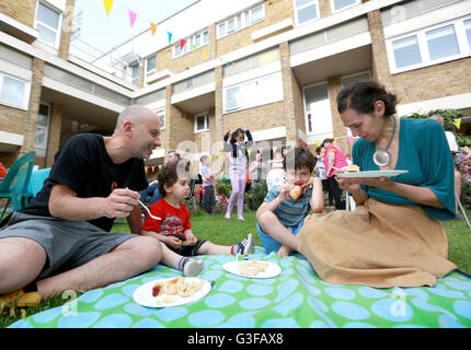 EDITORIAL SEULEMENT (de gauche à droite) Stef, Vinne, Ferruccio et Maria Savito, qui sont résidents sur le Lockner Estate à Hackney, Londres, inscrivez-vous ensemble pour TheÃŠBig le déjeuner qui est un événement annuel à sa huitième année qui encourage des millions de personnes dans le Royaume-Uni à se réunir avec leurs voisins pour bâtir l'esprit communautaire ce weekend. Banque D'Images