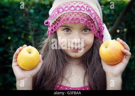 Fille avec foulard holding apples Banque D'Images