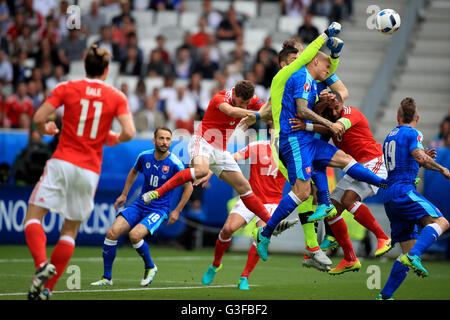 La Slovaquie gardien Matus Kozacik (centre), la Slovaquie est Martin Skrtel (troisième à droite), le Pays de Galles' Ashley Williams (deuxième à droite) et le Pays de Galles' Ben Davies (troisième à gauche) bataille pour la balle durant l'UEFA Euro 2016, Groupe B match au stade de Bordeaux, Bordeaux. Banque D'Images