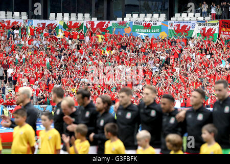 Pays de Galles fans montrent leur soutien dans les peuplements comme hymne national joue pendant l'UEFA Euro 2016, Groupe B match au stade de Bordeaux, Bordeaux. Banque D'Images