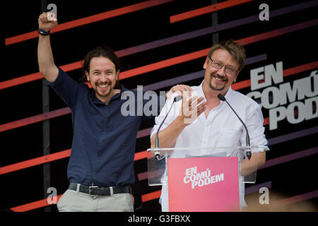 Pablo Iglesias (Podemos) et leader du parti de gauche catalan En Comu Podem Xavier Domenech lors d'un rallye. Banque D'Images