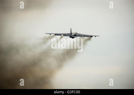 Un United States Air Force (USAF) Boeing B-52H Stratofortress bombardier stratégique du 23d Bomb Squadron, laisse une trace de fumée alors qu'il décolle de la base aérienne de Fairford RAF la position de l'Europe du Nord sur un exercice de l'OTAN, dans le cadre d'une grève de l'US Air Force de déploiement mondial de la commande de Fairford, pour la formation militaire d'exercices. Banque D'Images