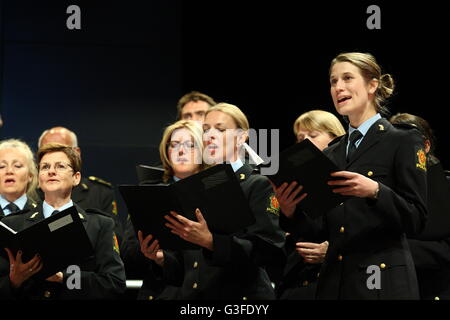 Gdansk, Pologne 10 juin, juillet 2016 Oslo (Norvège) Chœur de la Police il se produit sur la scène à St JohnÕs Centre à Gdansk. Tous les membres de la chorale ou de travail sont des agents de police norvégienne travaillant dans la ville d'Oslo. Credit : Michal Fludra/Alamy Live News Banque D'Images