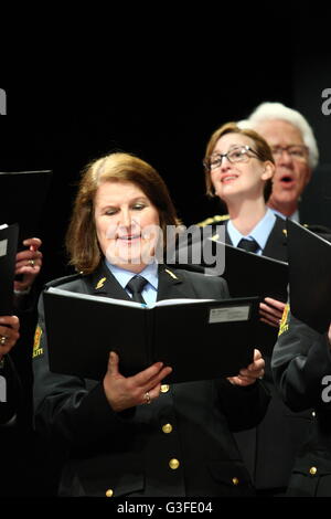 Gdansk, Pologne 10 juin, juillet 2016 Oslo (Norvège) Chœur de la Police il se produit sur la scène à St JohnÕs Centre à Gdansk. Tous les membres de la chorale ou de travail sont des agents de police norvégienne travaillant dans la ville d'Oslo. Credit : Michal Fludra/Alamy Live News Banque D'Images