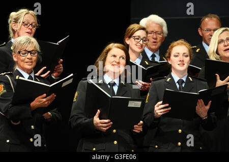 Gdansk, Pologne 10 juin, juillet 2016 Oslo (Norvège) Chœur de la Police il se produit sur la scène à St JohnÕs Centre à Gdansk. Tous les membres de la chorale ou de travail sont des agents de police norvégienne travaillant dans la ville d'Oslo. Credit : Michal Fludra/Alamy Live News Banque D'Images