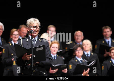 Gdansk, Pologne 10 juin, juillet 2016 Oslo (Norvège) Chœur de la Police il se produit sur la scène à St JohnÕs Centre à Gdansk. Tous les membres de la chorale ou de travail sont des agents de police norvégienne travaillant dans la ville d'Oslo. Credit : Michal Fludra/Alamy Live News Banque D'Images