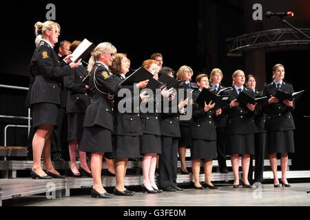 Gdansk, Pologne 10 juin, juillet 2016 Oslo (Norvège) Chœur de la Police il se produit sur la scène à St JohnÕs Centre à Gdansk. Tous les membres de la chorale ou de travail sont des agents de police norvégienne travaillant dans la ville d'Oslo. Credit : Michal Fludra/Alamy Live News Banque D'Images