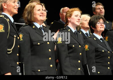 Gdansk, Pologne 10 juin, juillet 2016 Oslo (Norvège) Chœur de la Police il se produit sur la scène à St JohnÕs Centre à Gdansk. Tous les membres de la chorale ou de travail sont des agents de police norvégienne travaillant dans la ville d'Oslo. Credit : Michal Fludra/Alamy Live News Banque D'Images