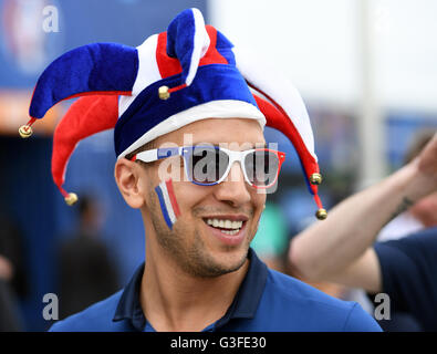 St Denis, France. 10 Juin, 2016. Les partisans de la France arriver avant le groupe un match de football de l'UEFA EURO 2016 entre la France et la Roumanie au Stade de France à Saint-Denis, France, 10 juin 2016. Photo : Marius Becker/dpa/Alamy Live News Banque D'Images