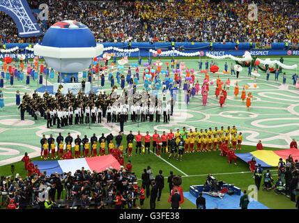 St Denis, France. 10 Juin, 2016. Les joueurs des deux équipes s'aligner avant le groupe un match de football de l'UEFA EURO 2016 entre la France et la Roumanie au Stade de France à Saint-Denis, France, 10 juin 2016. Photo : Marius Becker/dpa/Alamy Live News Banque D'Images