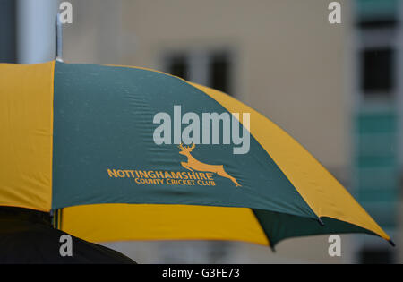 Pont Trent, Nottingham, Royaume-Uni. 10 Juin, 2016. Natwest T20 Cricket Blast. Notts Outlaws versus Derbyshire Falcons. Un ventilateur hors-Notts abris sous un parapluie comme la pluie retarde le démarrage à Trent Bridge. © Plus Sport Action/Alamy Live News Banque D'Images