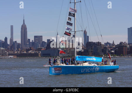 New York, USA. 10 Juin, 2016. L'équipe de l'UNICEF arrive à New York à la fin de la course des Amériques dans le cadre de la Clipper Round the World Yacht Race Crédit : Adam Stoltman/Alamy Live News Banque D'Images